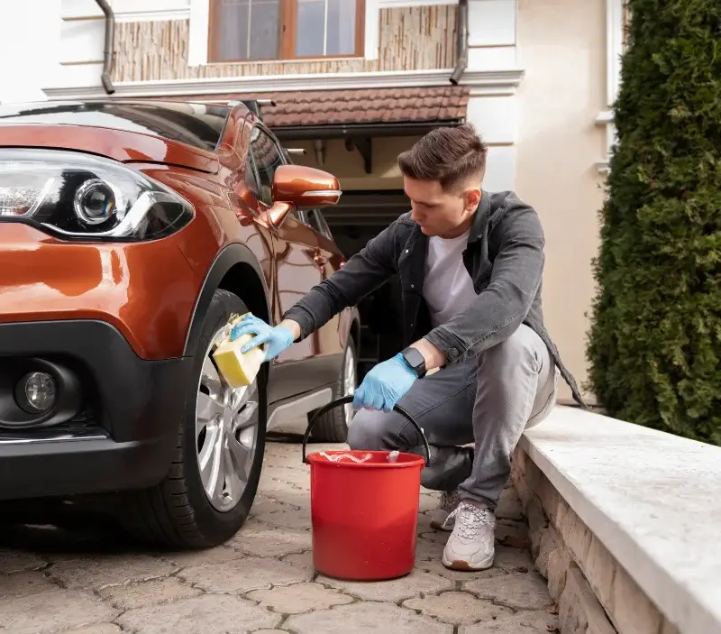 Lavage auto à domicile Le Neubourg : professionnel intervenant sur un véhicule